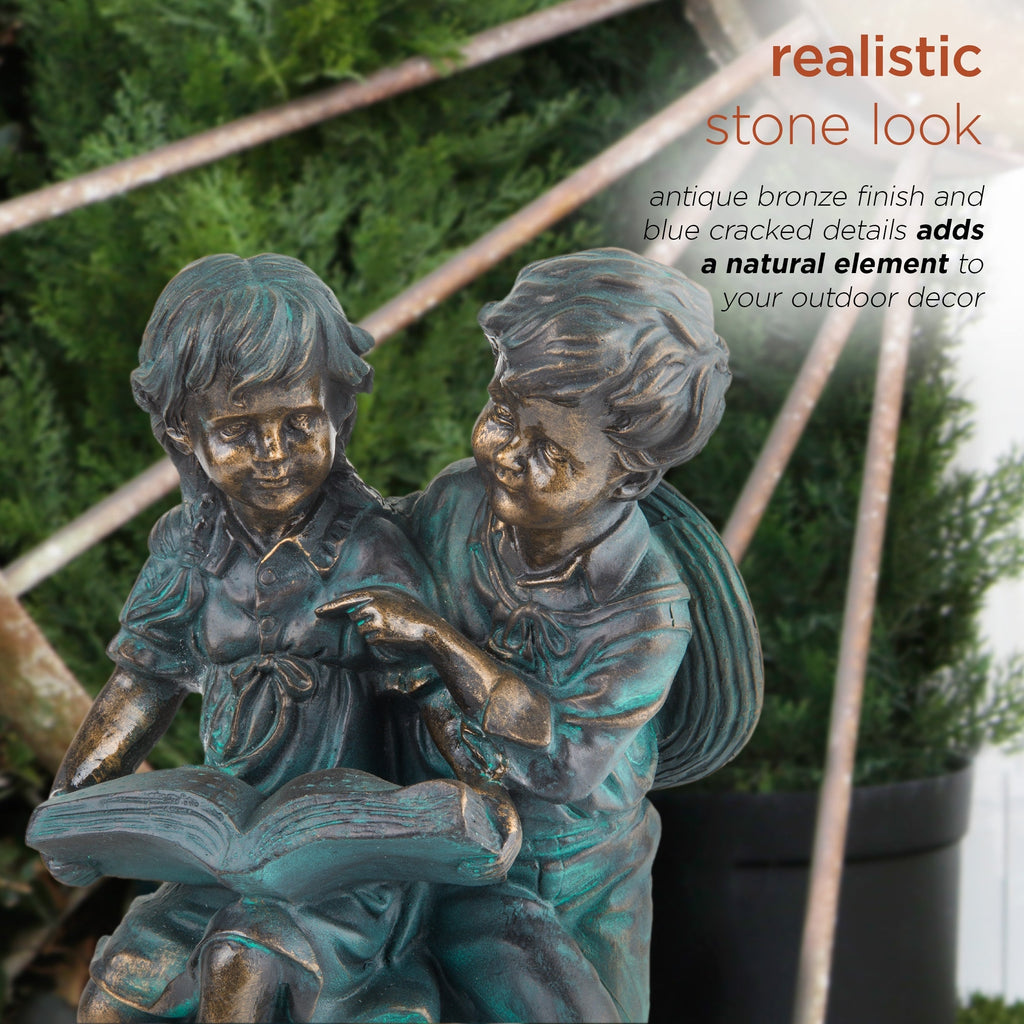 Statue d'une fille et d'un garçon lisant ensemble