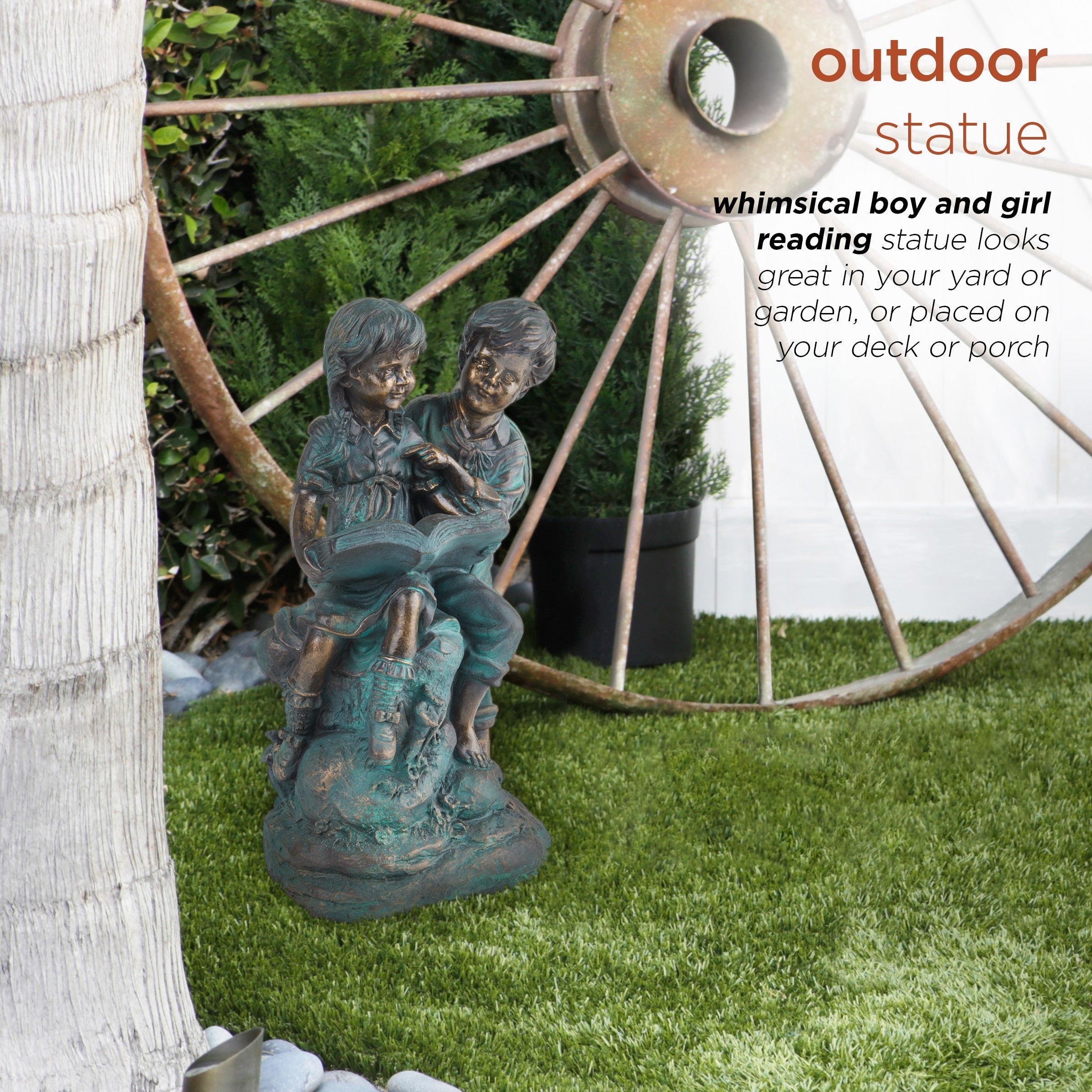 Statue d'une fille et d'un garçon lisant ensemble