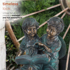 Statue d'une fille et d'un garçon lisant ensemble