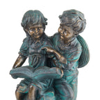 Statue d'une fille et d'un garçon lisant ensemble