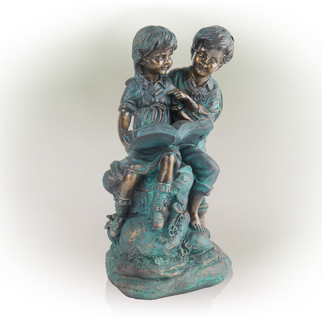 Statue d'une fille et d'un garçon lisant ensemble
