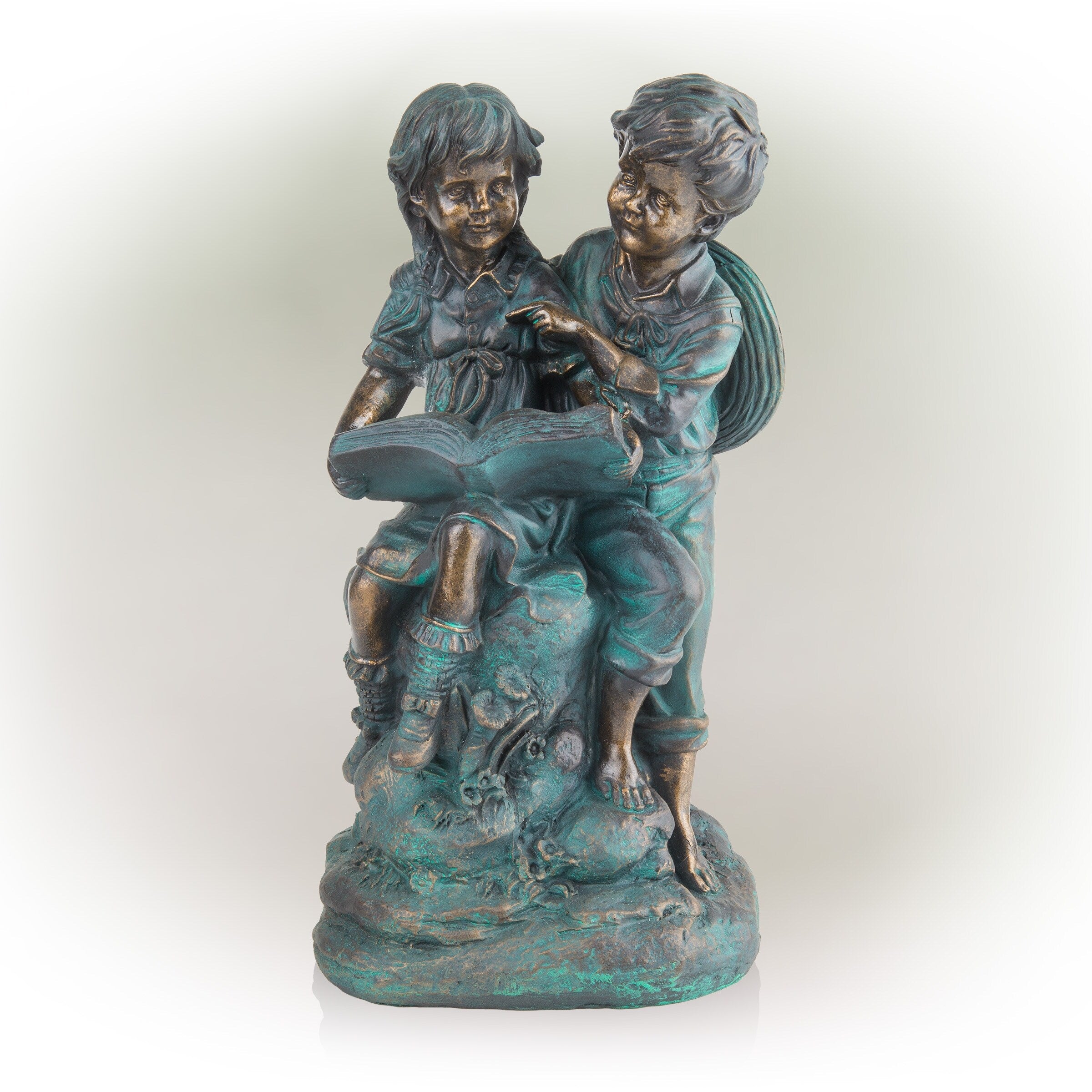 Statue d'une fille et d'un garçon lisant ensemble