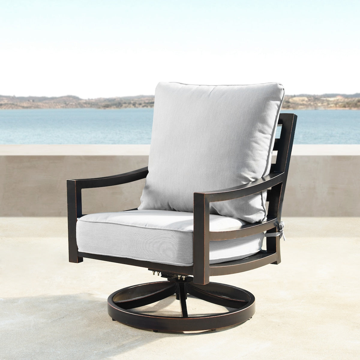 Ensemble de table à feu en aluminium de 44 po avec quatre chaises pivotantes et accessoires