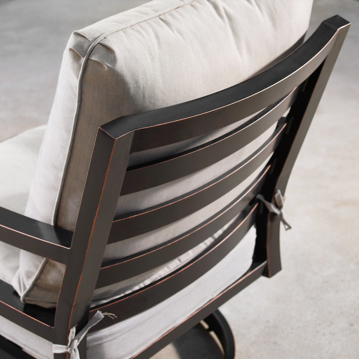 Ensemble de table à feu en aluminium de 44 po avec quatre chaises pivotantes et accessoires