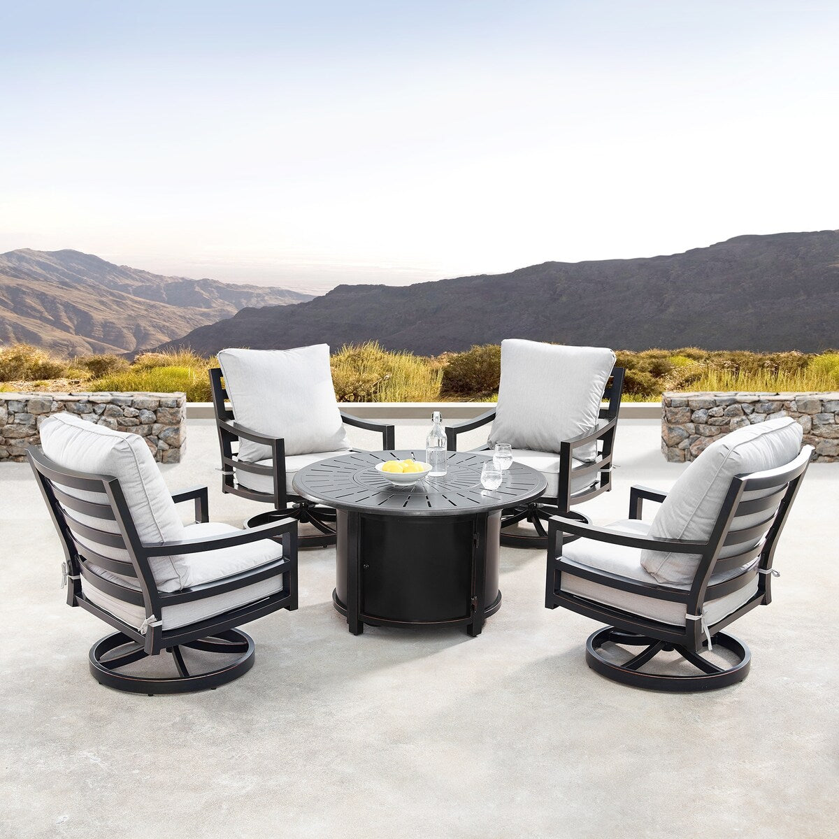 Ensemble de table à feu en aluminium de 44 po avec quatre chaises pivotantes et accessoires