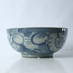 Environ 16 grands bols bleus et blancs avec motif floral