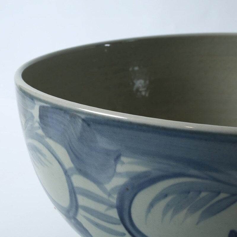 Environ 16 grands bols bleus et blancs avec motif floral