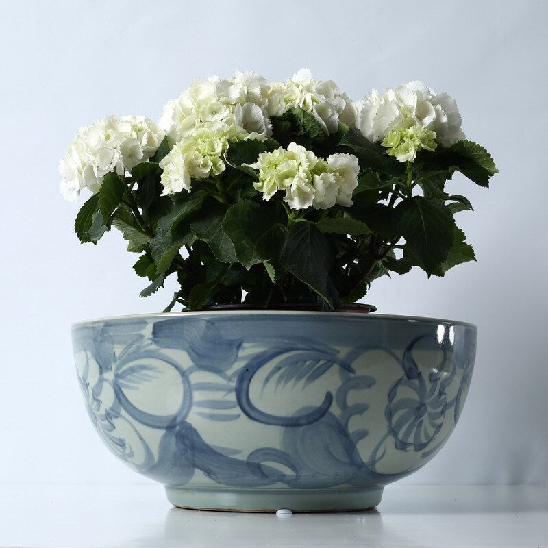 Environ 16 grands bols bleus et blancs avec motif floral