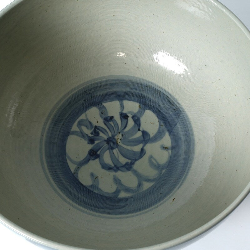 Environ 16 grands bols bleus et blancs avec motif floral