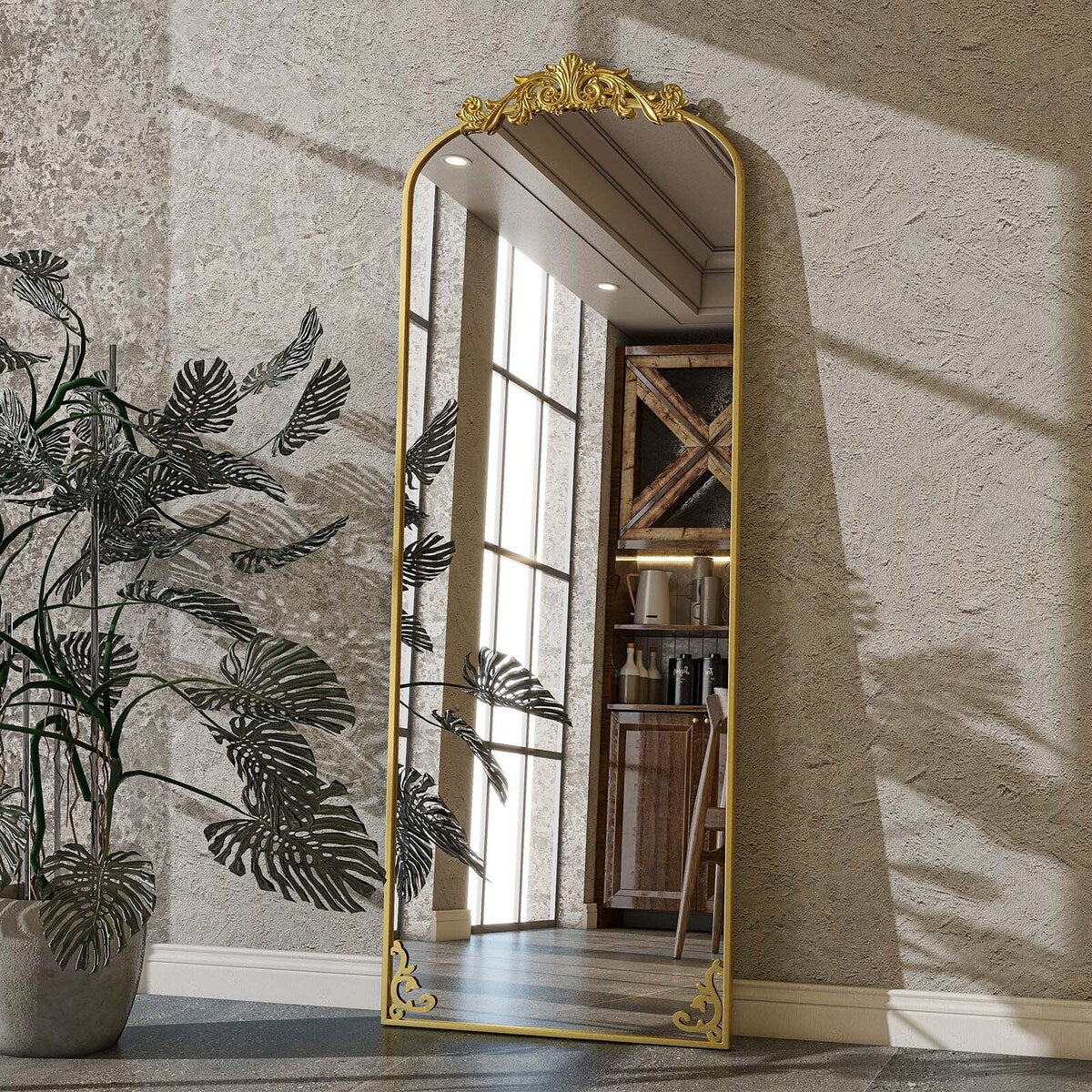 Miroir arqué pleine longueur avec motif floral baroque