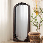 Miroir de sol sculpté en bois massif de forme arquée sur toute la longueur