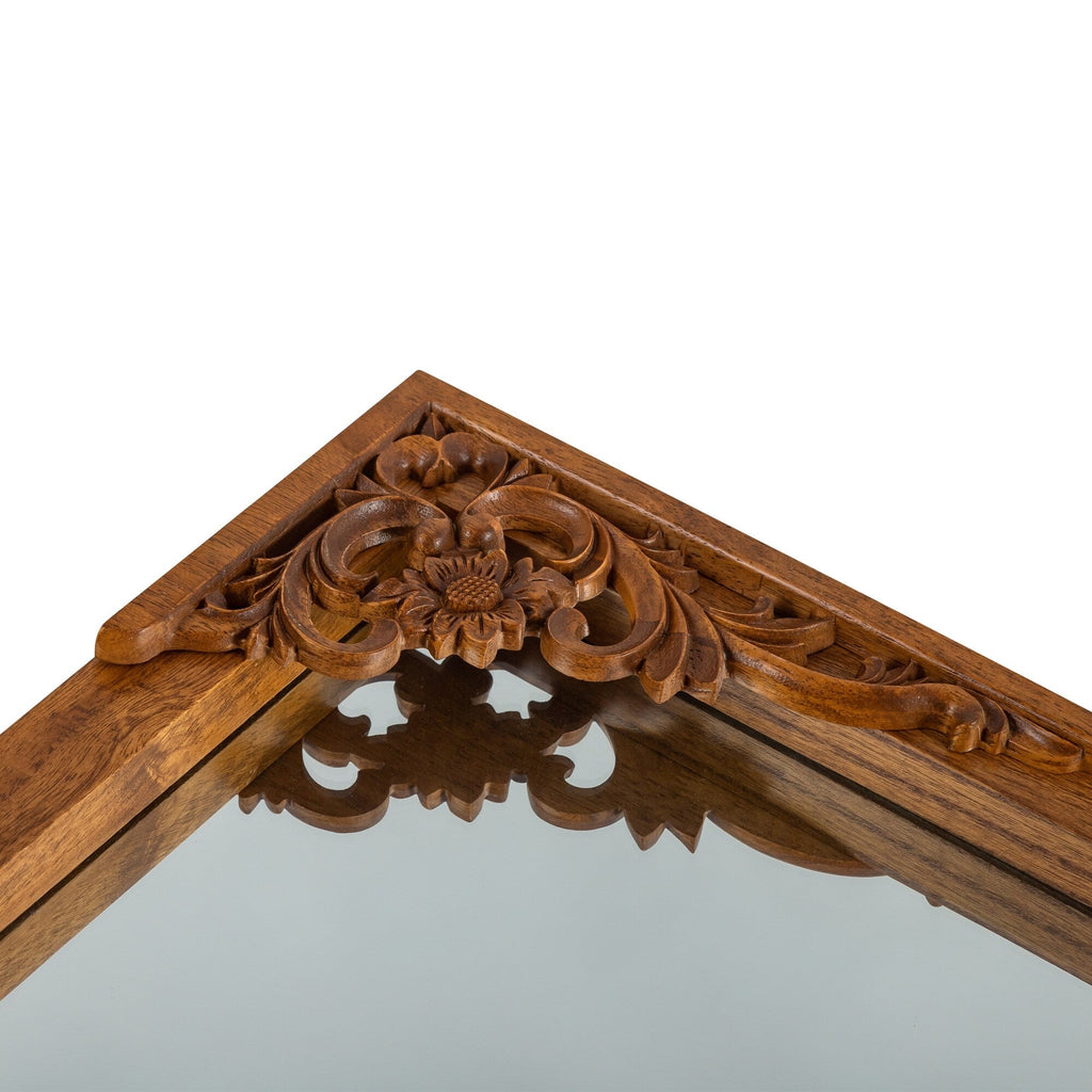 Miroir de sol sculpté en bois massif de forme arquée sur toute la longueur