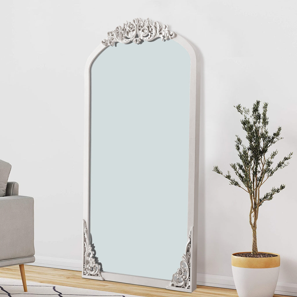 Miroir de sol sculpté en bois massif de forme arquée sur toute la longueur