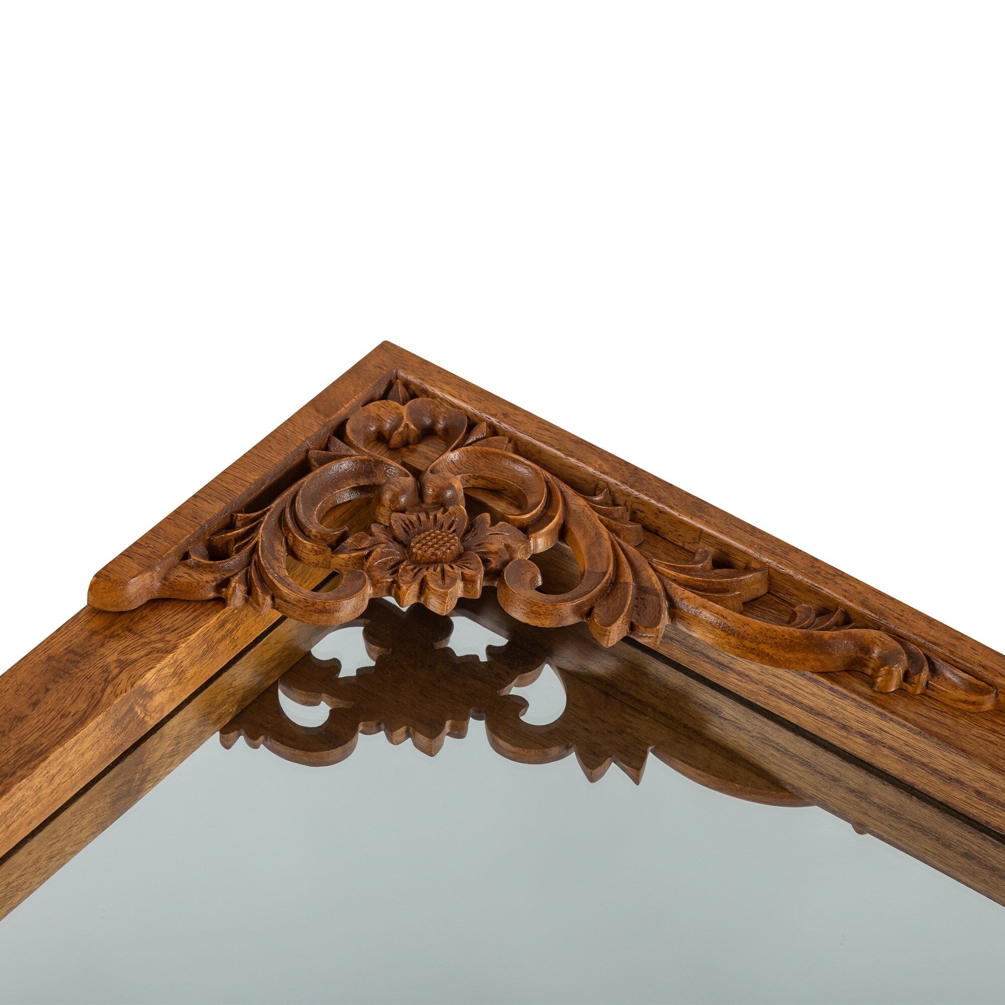 Miroir de sol sculpté en bois massif de forme arquée sur toute la longueur