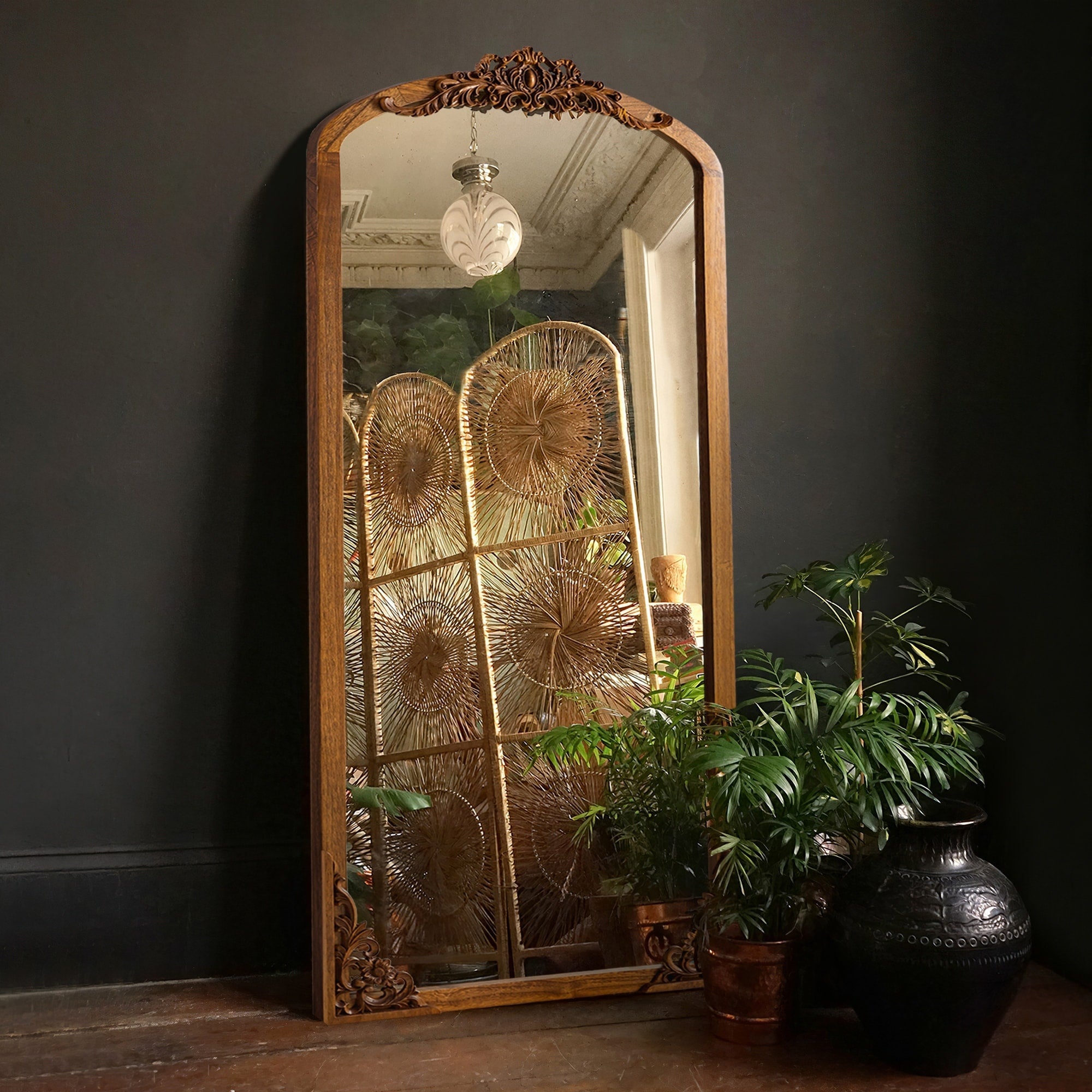 Miroir de sol sculpté en bois massif de forme arquée sur toute la longueur