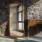 Miroir de sol sculpté en bois massif de forme arquée sur toute la longueur