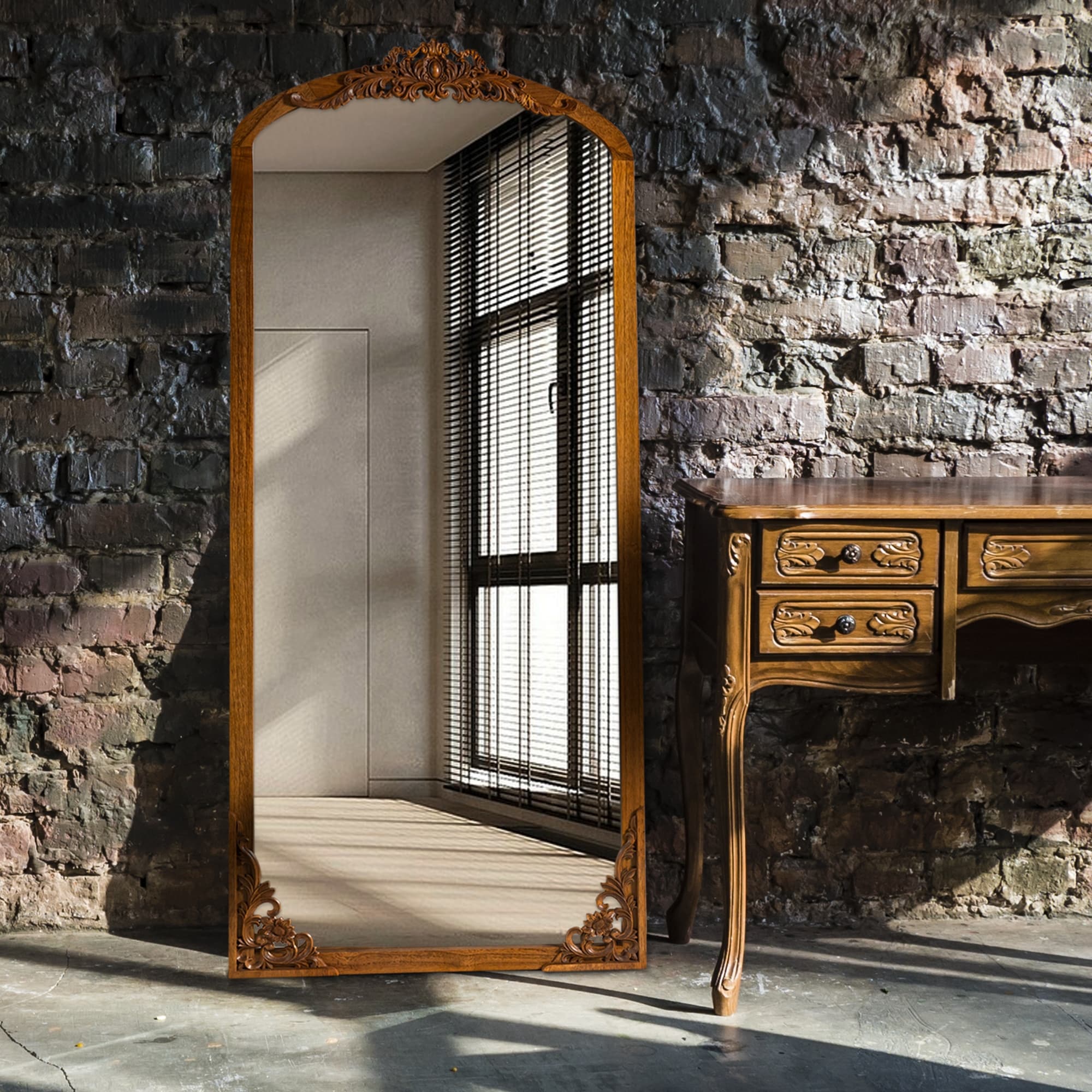 Miroir de sol sculpté en bois massif de forme arquée sur toute la longueur