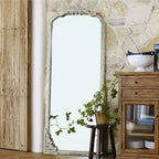 Miroir de sol sculpté en bois massif de forme arquée sur toute la longueur