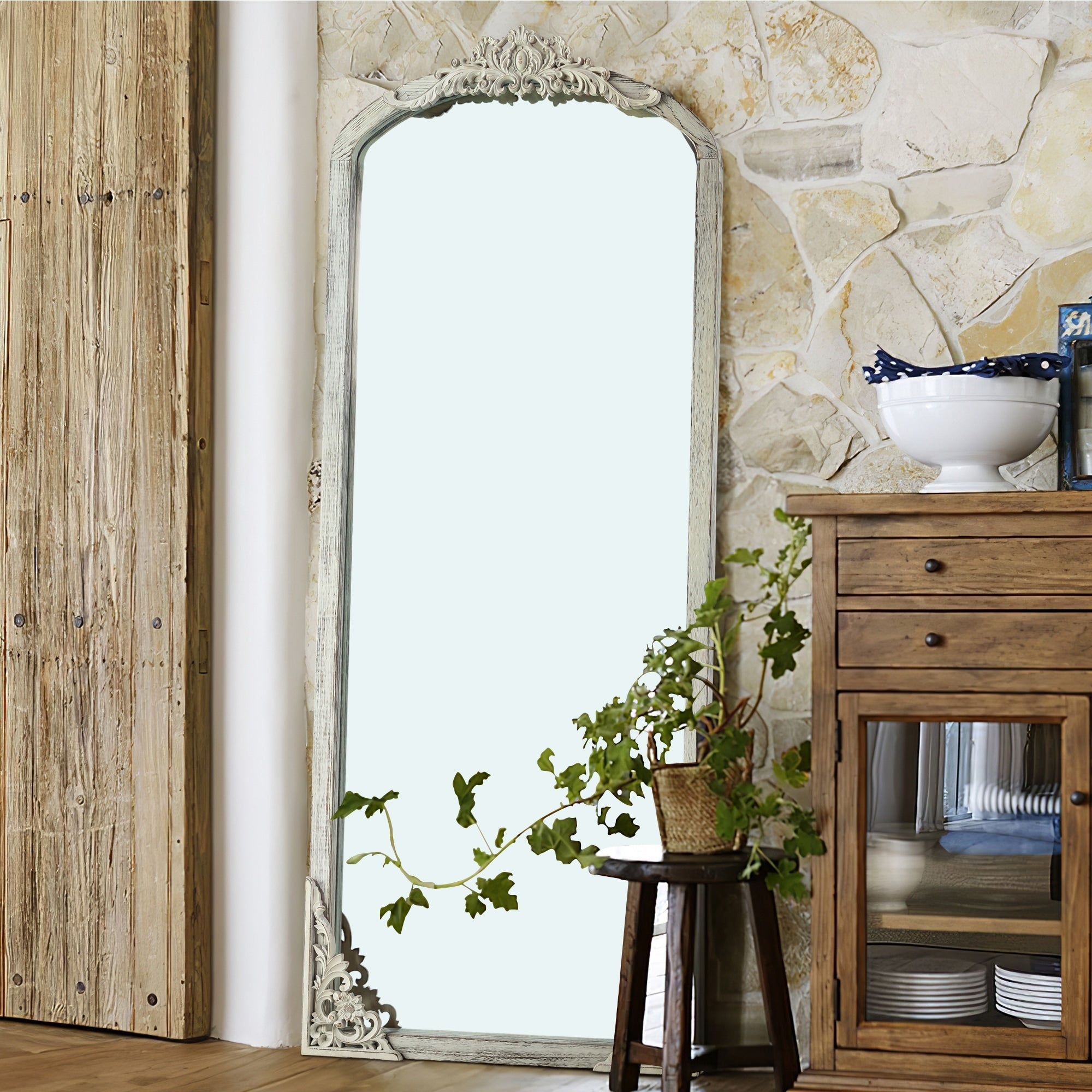 Miroir de sol sculpté en bois massif de forme arquée sur toute la longueur