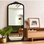 Miroir de sol sculpté en bois massif de forme arquée sur toute la longueur