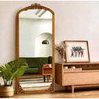 Miroir de sol sculpté en bois massif de forme arquée sur toute la longueur