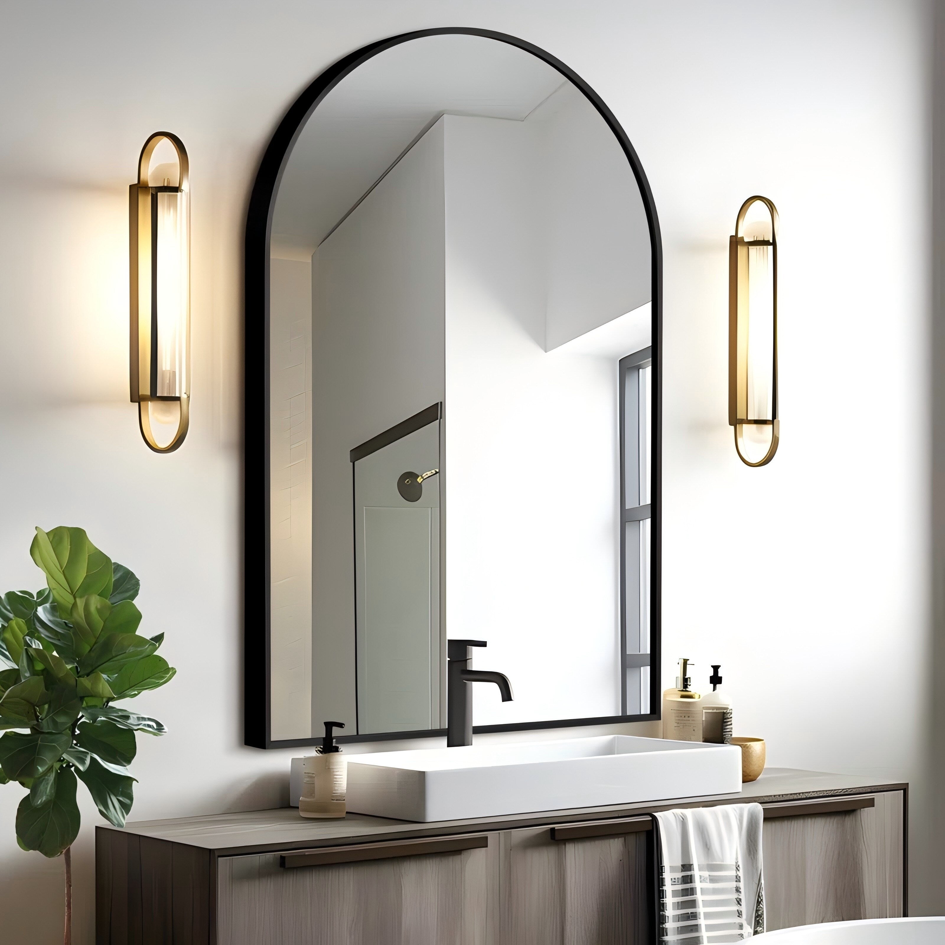 Miroir mural arqué avec cadre en métal noir pour salle de bain