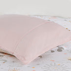 Parure de lit métallique avec coussin décoratif et motif ciel étoilé Ariella pour enfants au design intelligent
