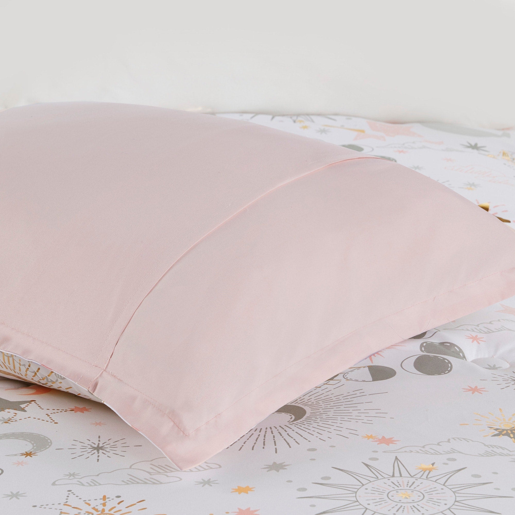 Parure de lit métallique avec coussin décoratif et motif ciel étoilé Ariella pour enfants au design intelligent