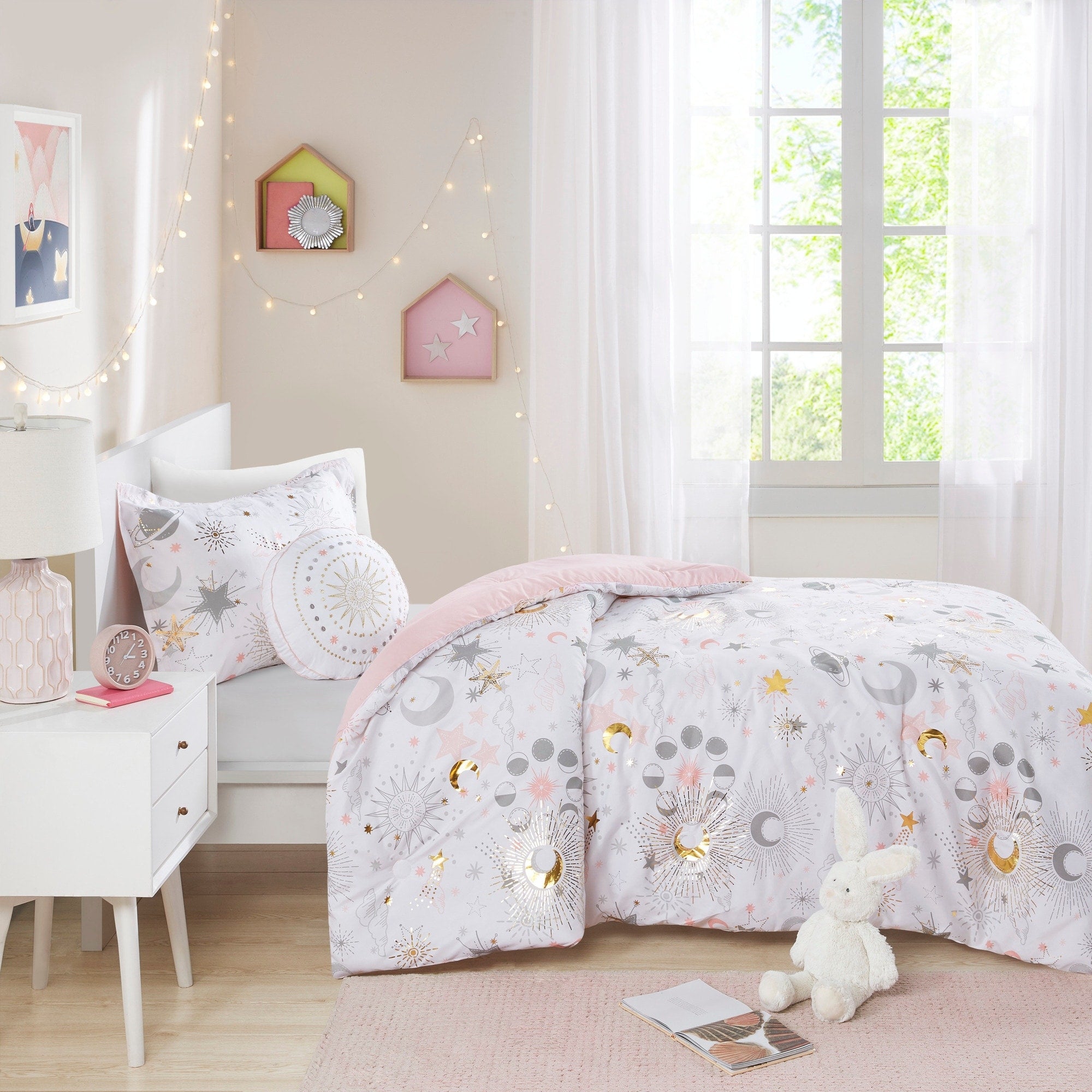 Parure de lit métallique avec coussin décoratif et motif ciel étoilé Ariella pour enfants au design intelligent