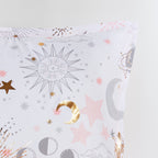Parure de lit métallique avec coussin décoratif et motif ciel étoilé Ariella pour enfants au design intelligent