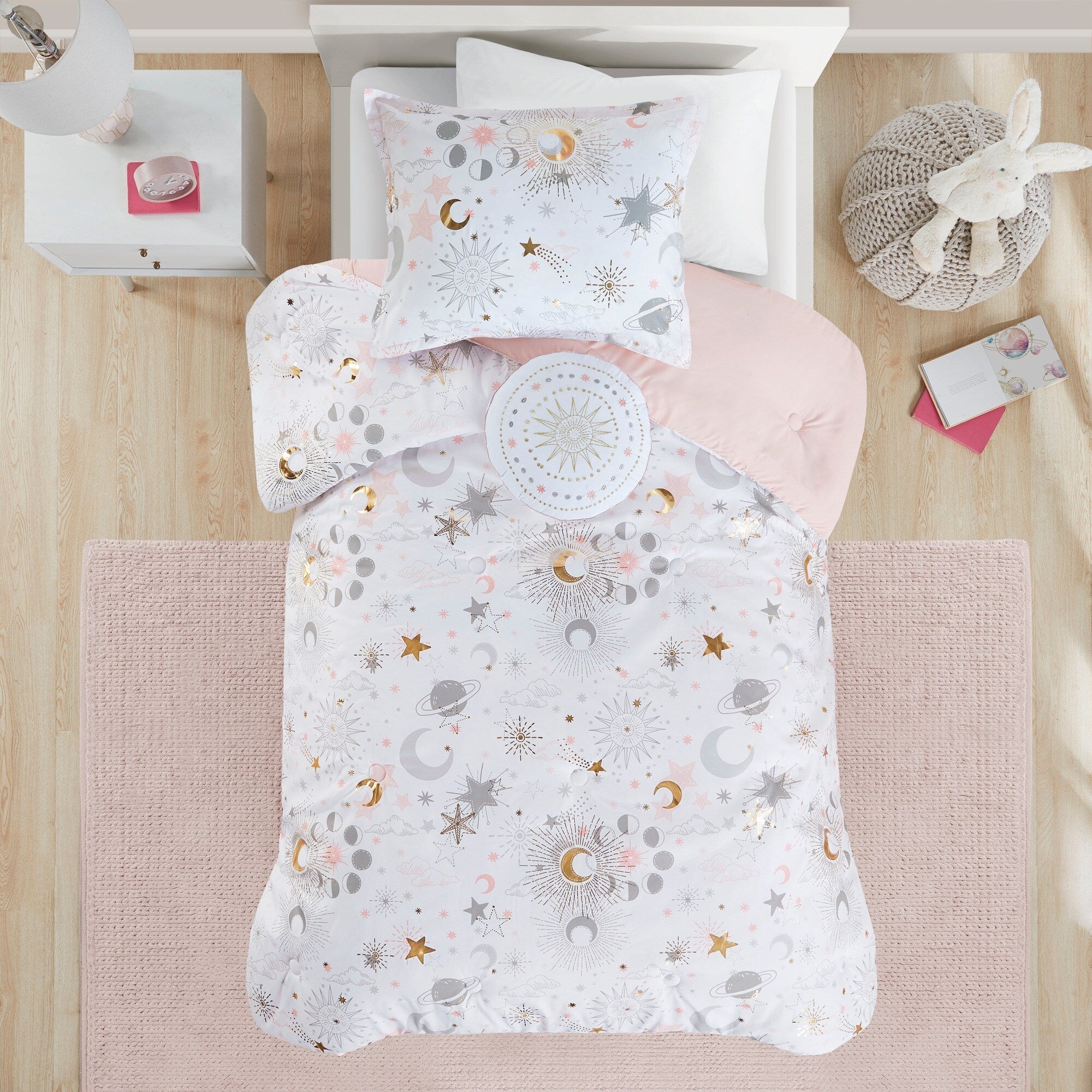 Parure de lit métallique avec coussin décoratif et motif ciel étoilé Ariella pour enfants au design intelligent