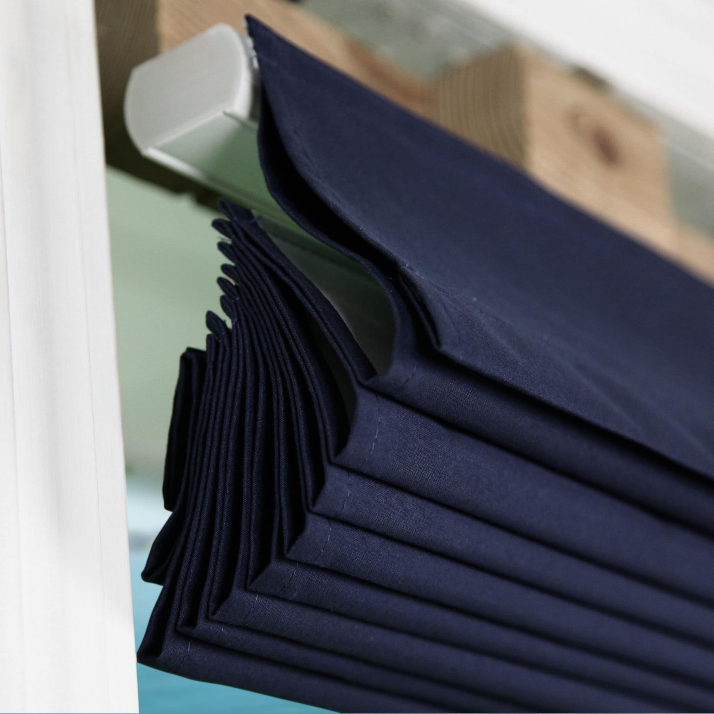 Stores romains Arlo bleu marine occultants et relevables sans fil