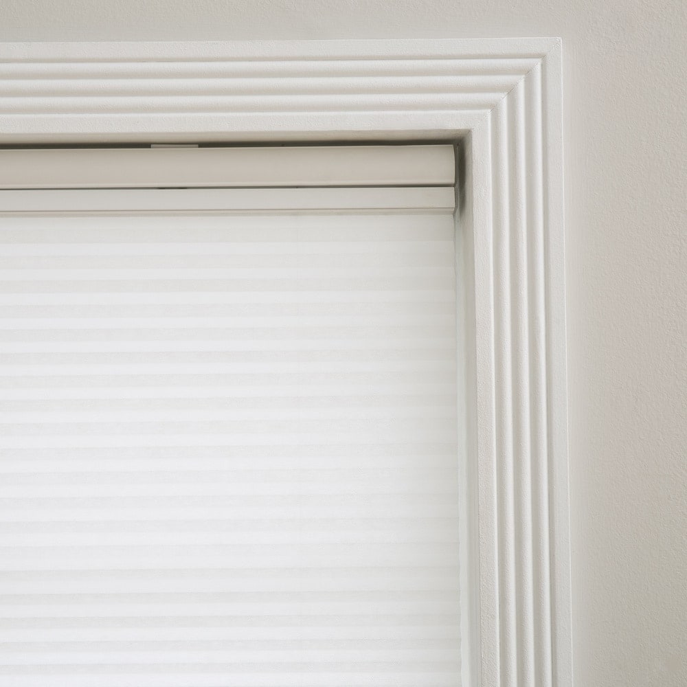 Stores cellulaires Arlo filtrant la lumière blanche de haut en bas et de bas en haut