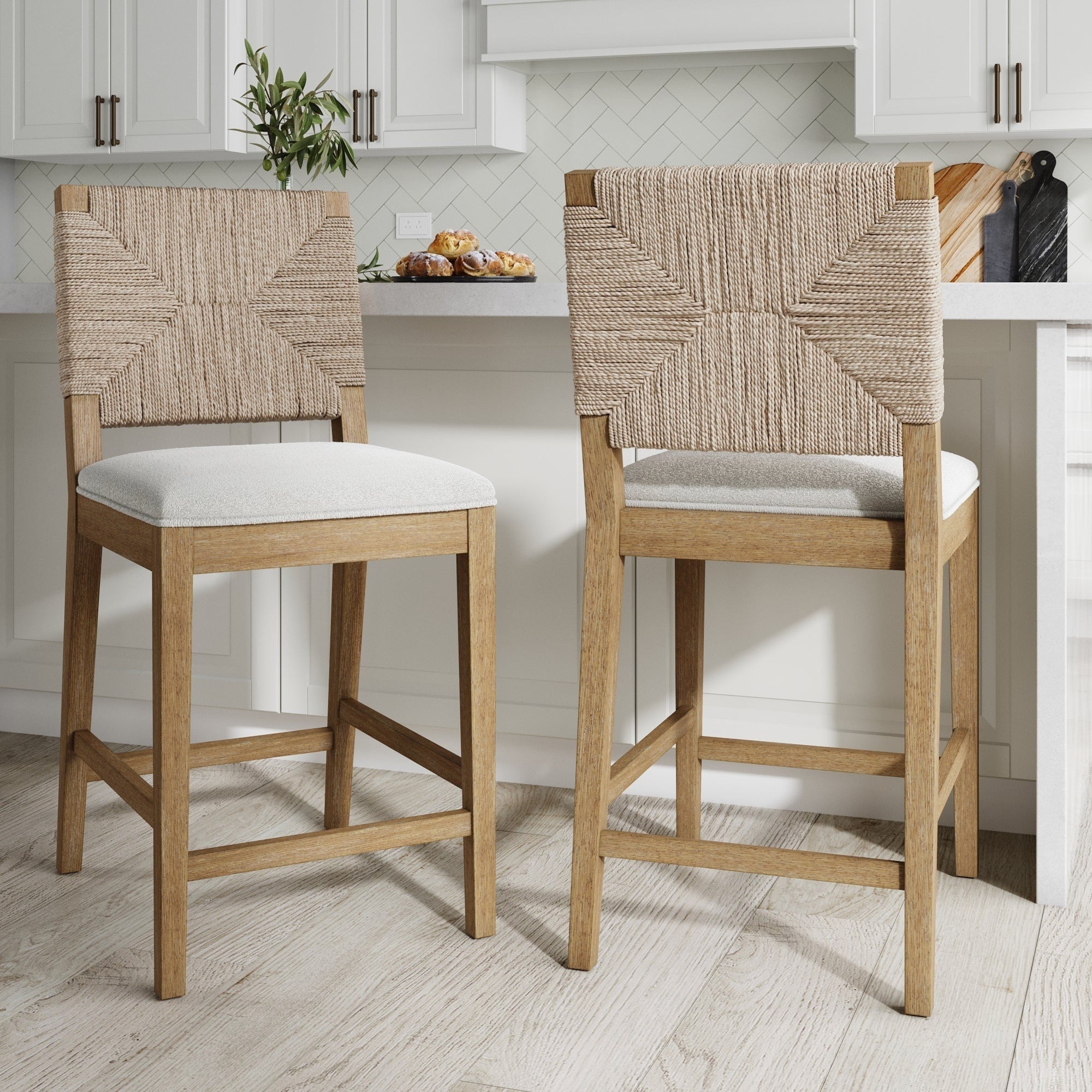 Tabouret de bar Beacon Bohemian Boucle, chaise de comptoir rembourrée avec cadre en bois massif et dossier en jonc de mer tressé