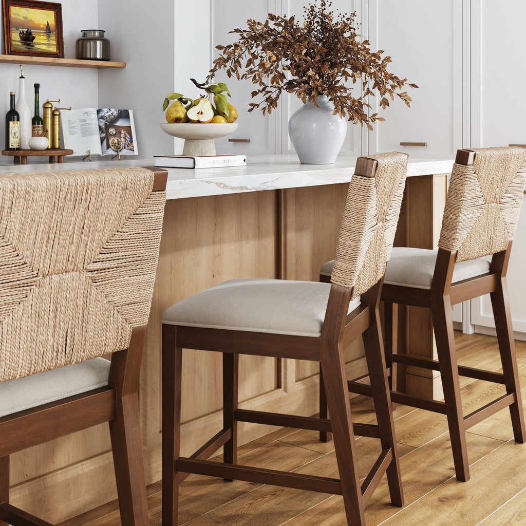 Tabouret de bar Beacon Bohemian Boucle, chaise de comptoir rembourrée avec cadre en bois massif et dossier en jonc de mer tressé