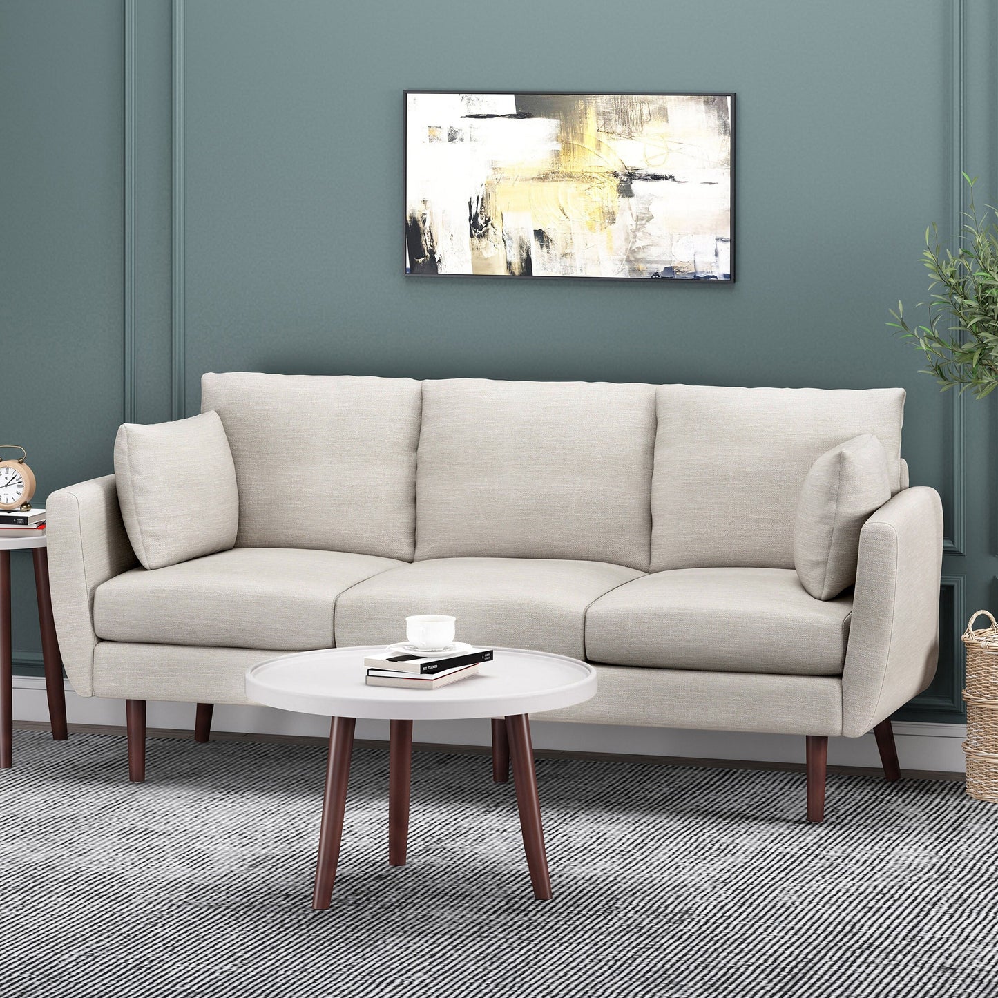 Canapé 3 places beige avec pieds et coussins en bouleau