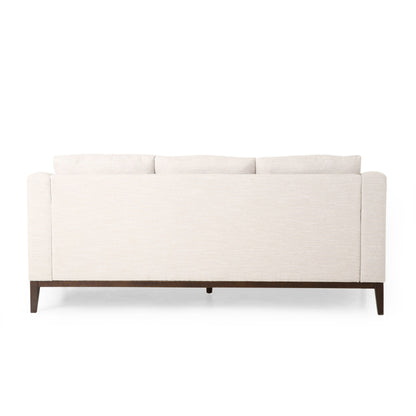Canapé 3 places beige avec pieds en bois et coussins assortis