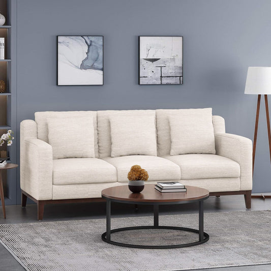 Canapé 3 places beige avec pieds en bois et coussins assortis