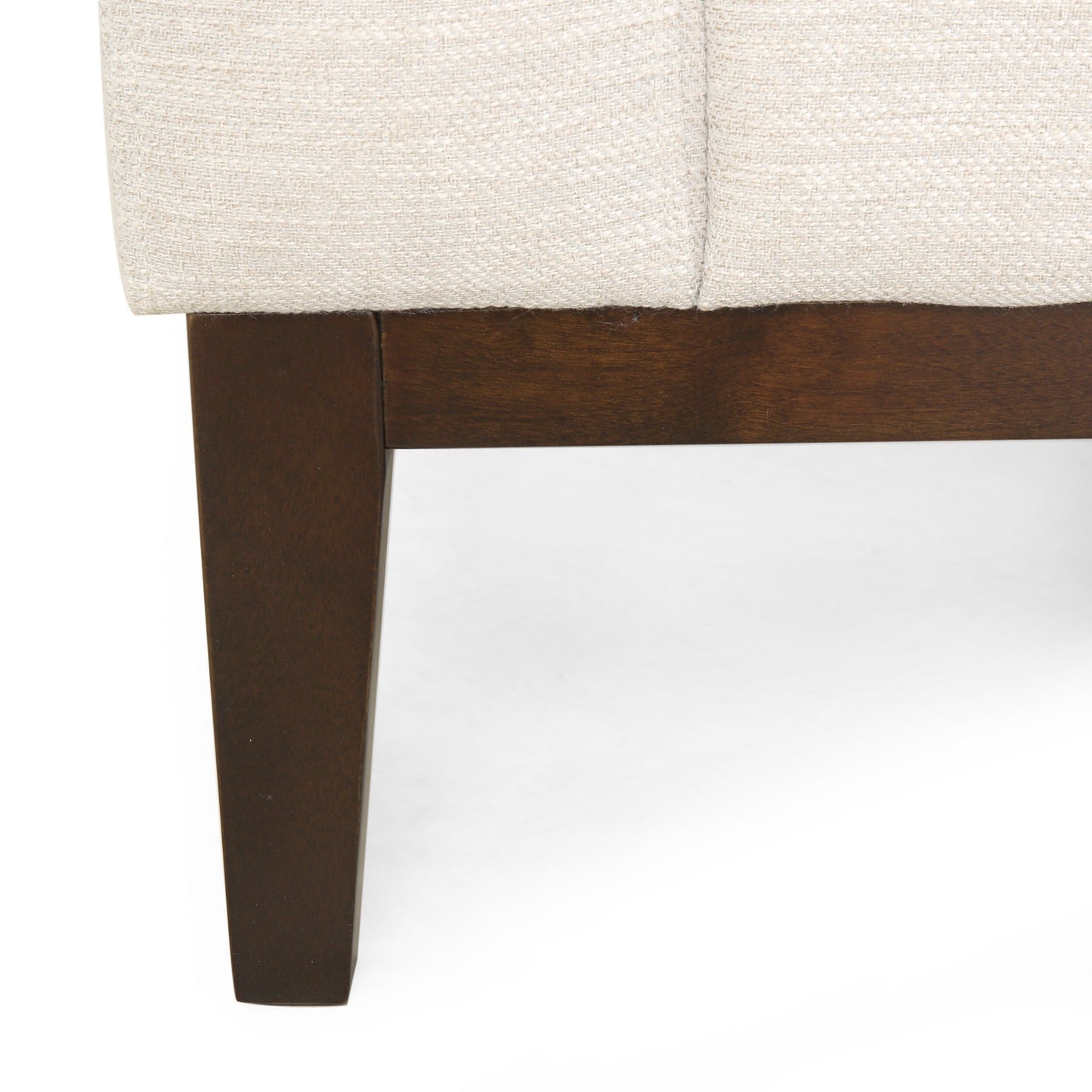 Canapé 3 places beige avec pieds en bois et coussins assortis