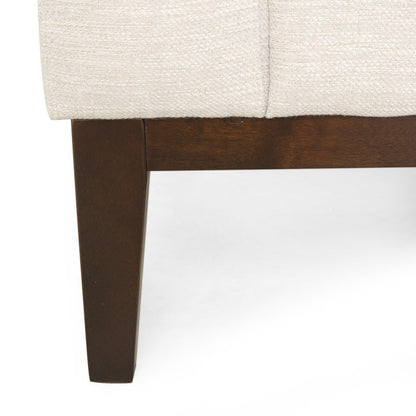 Canapé 3 places beige avec pieds en bois et coussins assortis