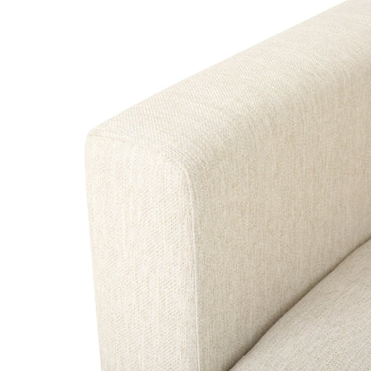 Canapé 3 places beige avec pieds en bois et deux coussins