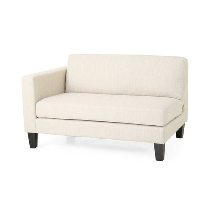 Canapé 3 places beige avec pieds en bois et deux coussins