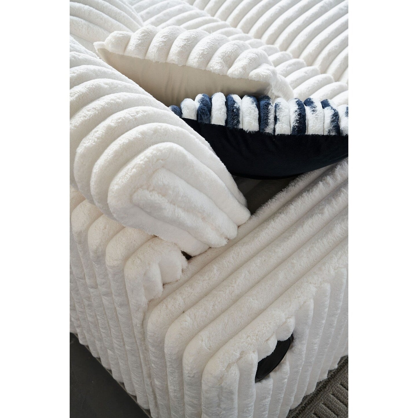 Canapé causeuse carré en velours côtelé beige 61,42 po avec pouf, haut-parleur Bluetooth, chargeur sans fil, ports USB et porte-gobelet