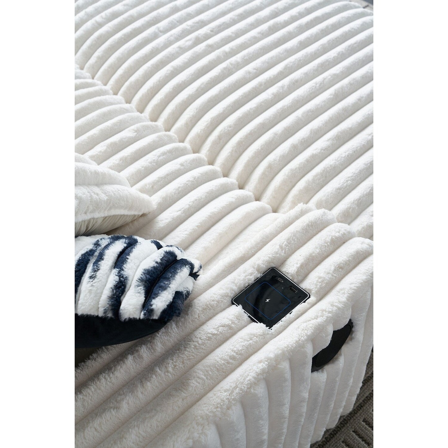 Canapé causeuse carré en velours côtelé beige 61,42 po avec pouf, haut-parleur Bluetooth, chargeur sans fil, ports USB et porte-gobelet