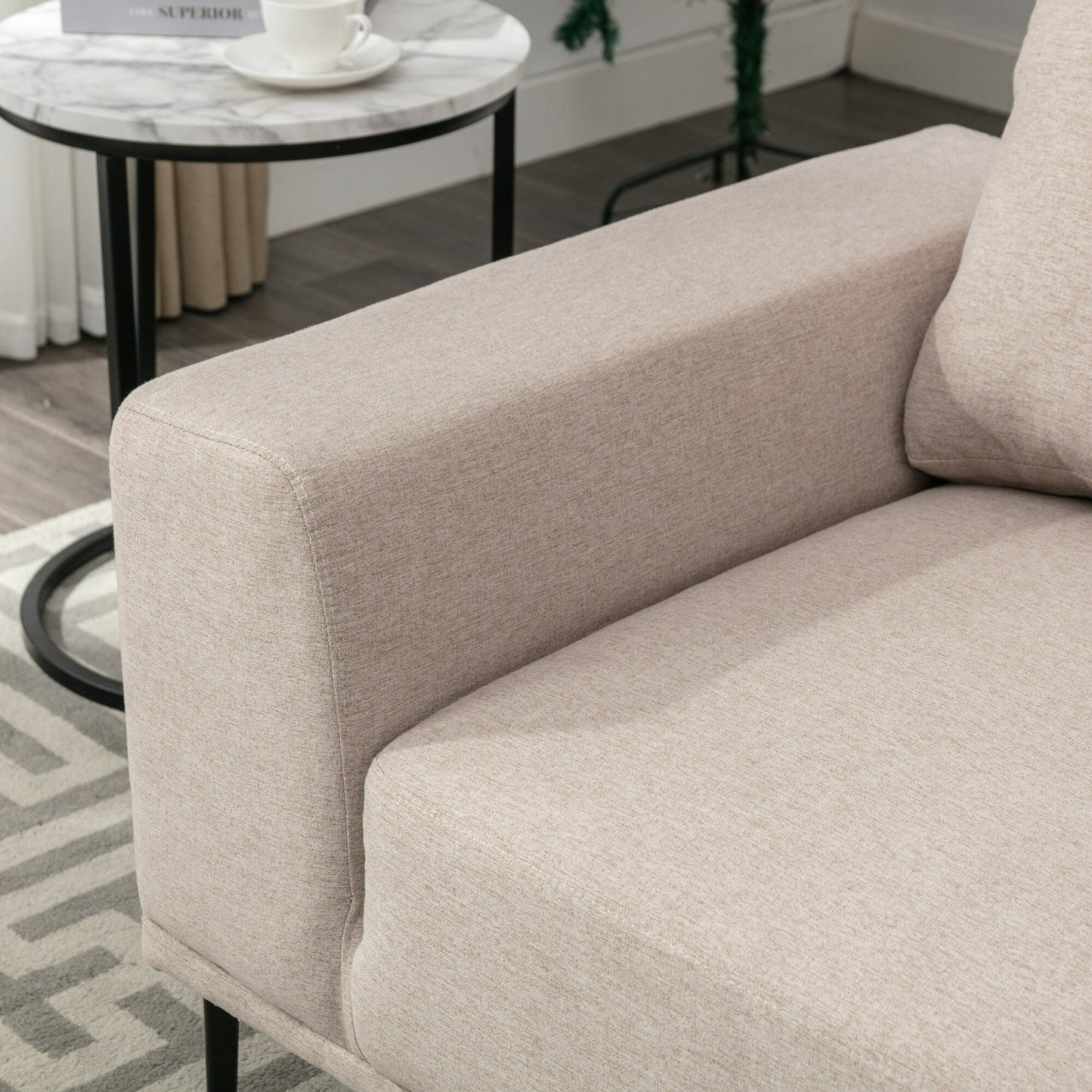 Grand canapé 2 places en tissu beige 74.8 avec coussins amovibles, pieds en fer et accoudoirs carrés