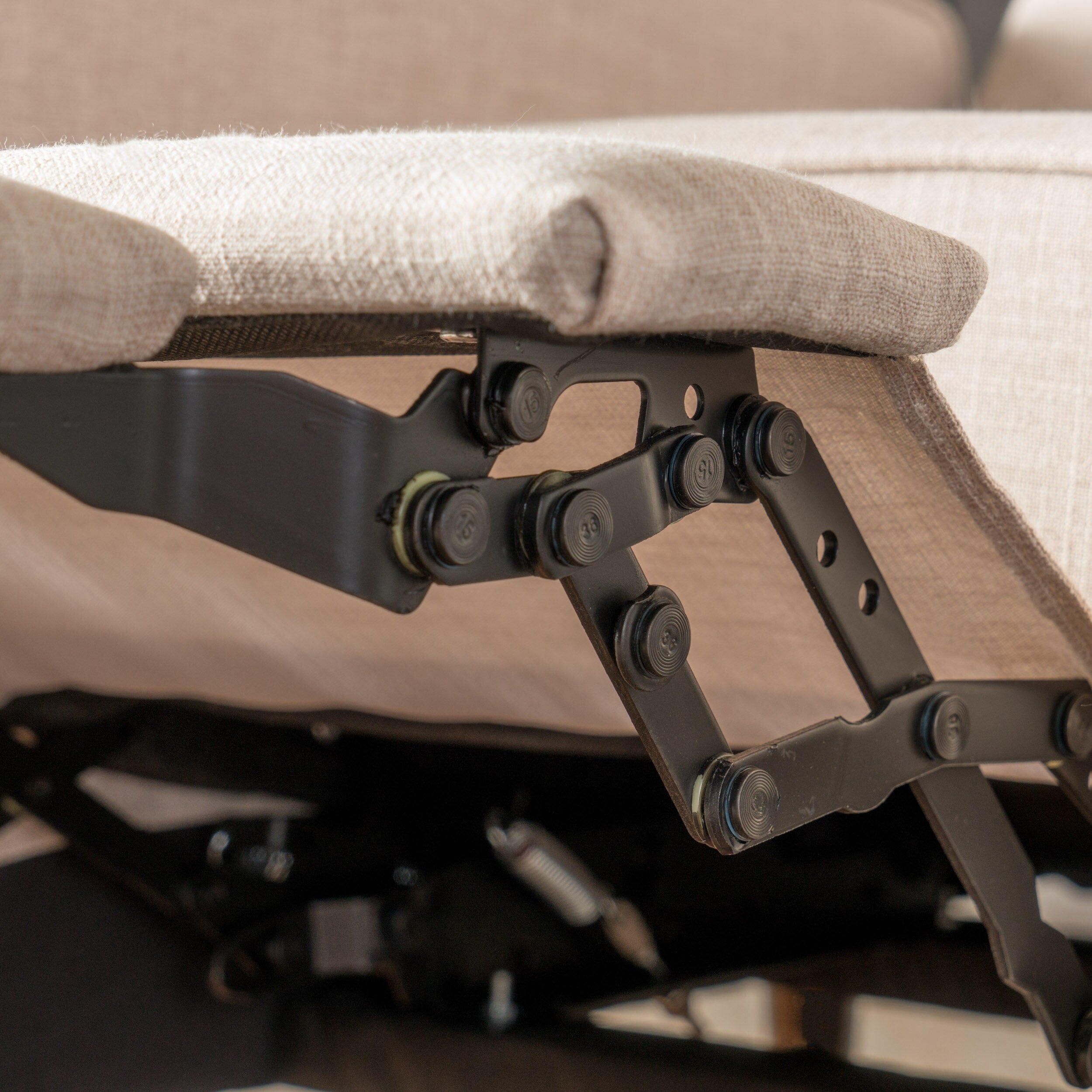 Fauteuil inclinable rembourré en tissu beige de style milieu du siècle avec repose-pieds, dossier capitonné et pieds en hêtre