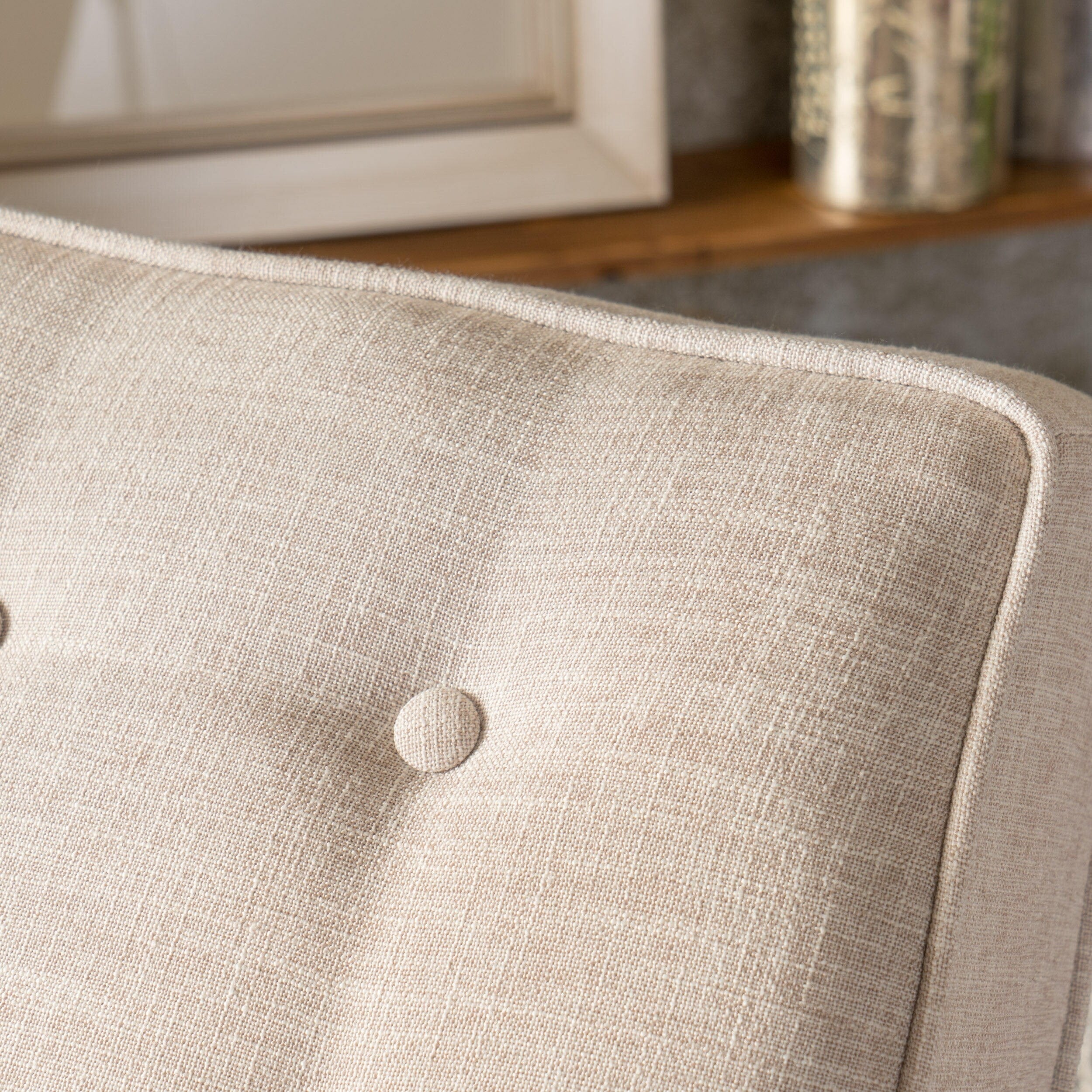 Fauteuil inclinable rembourré en tissu beige de style milieu du siècle avec repose-pieds, dossier capitonné et pieds en hêtre