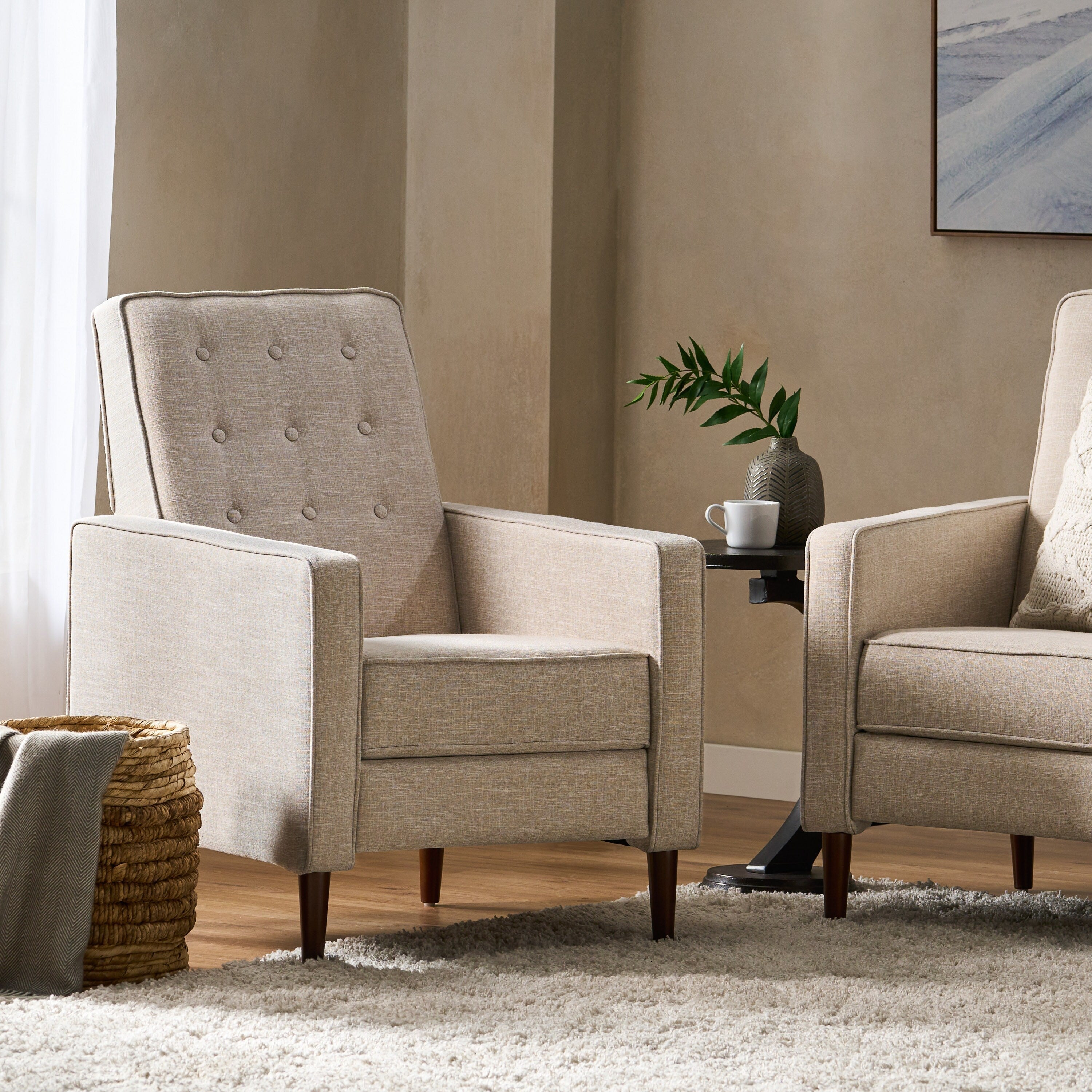 Fauteuil inclinable rembourré en tissu beige de style milieu du siècle avec repose-pieds, dossier capitonné et pieds en hêtre