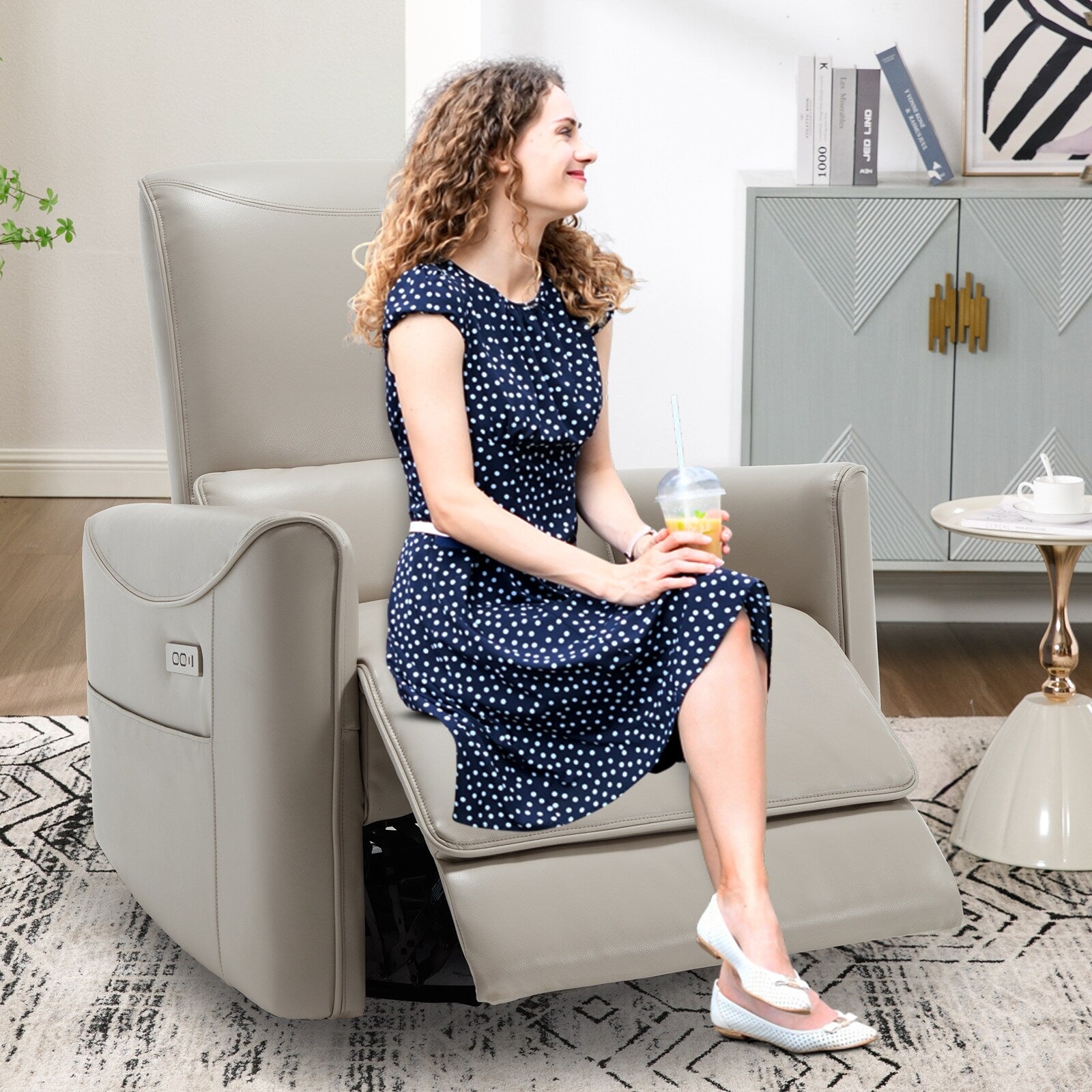 Fauteuil inclinable électrique pivotant à 270° en similicuir beige avec coussins lombaires, 2 poches latérales, ports USB et Type-C