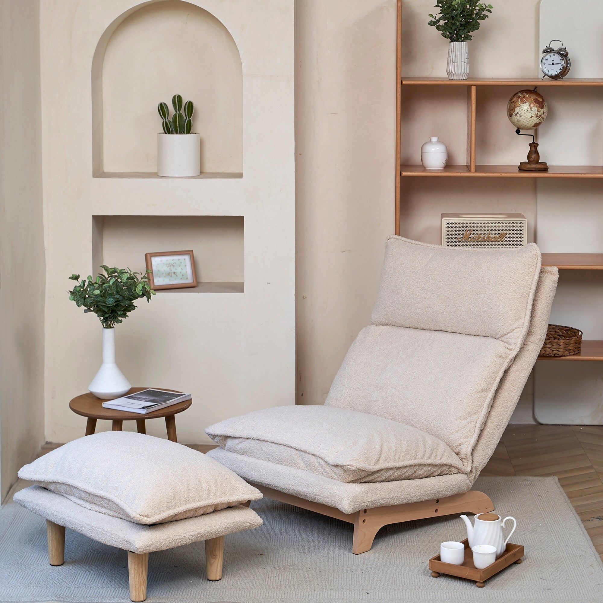 Fauteuil inclinable manuel sans accoudoirs rembourré beige avec pouf, appui-tête et dossier réglables, position à plat à 180°
